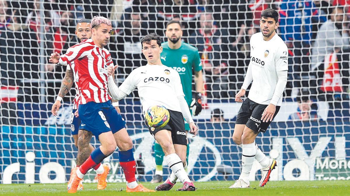 Hugo Guillamón, despejando ante Griezmann