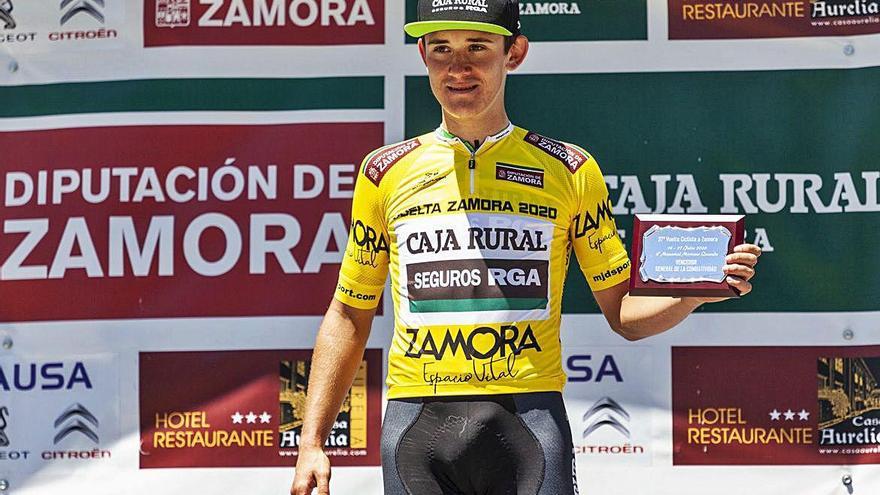 Josu Etxeberría, con el maillot amarillo de campeón de la Vuelta a Zamora.