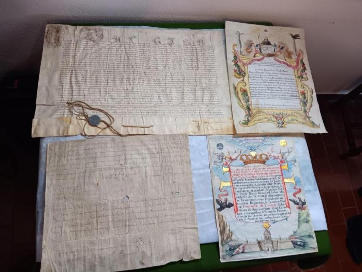Una muestra de los fondos documentales que hace un mes fueron trasladados al Archivo Histórico Provincial de Huesca