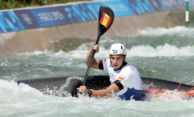 Pau Echaniz compite en piragüismo en la semifinal del slalom K-1 masculino en los Juegos Olímpicos París 2024.