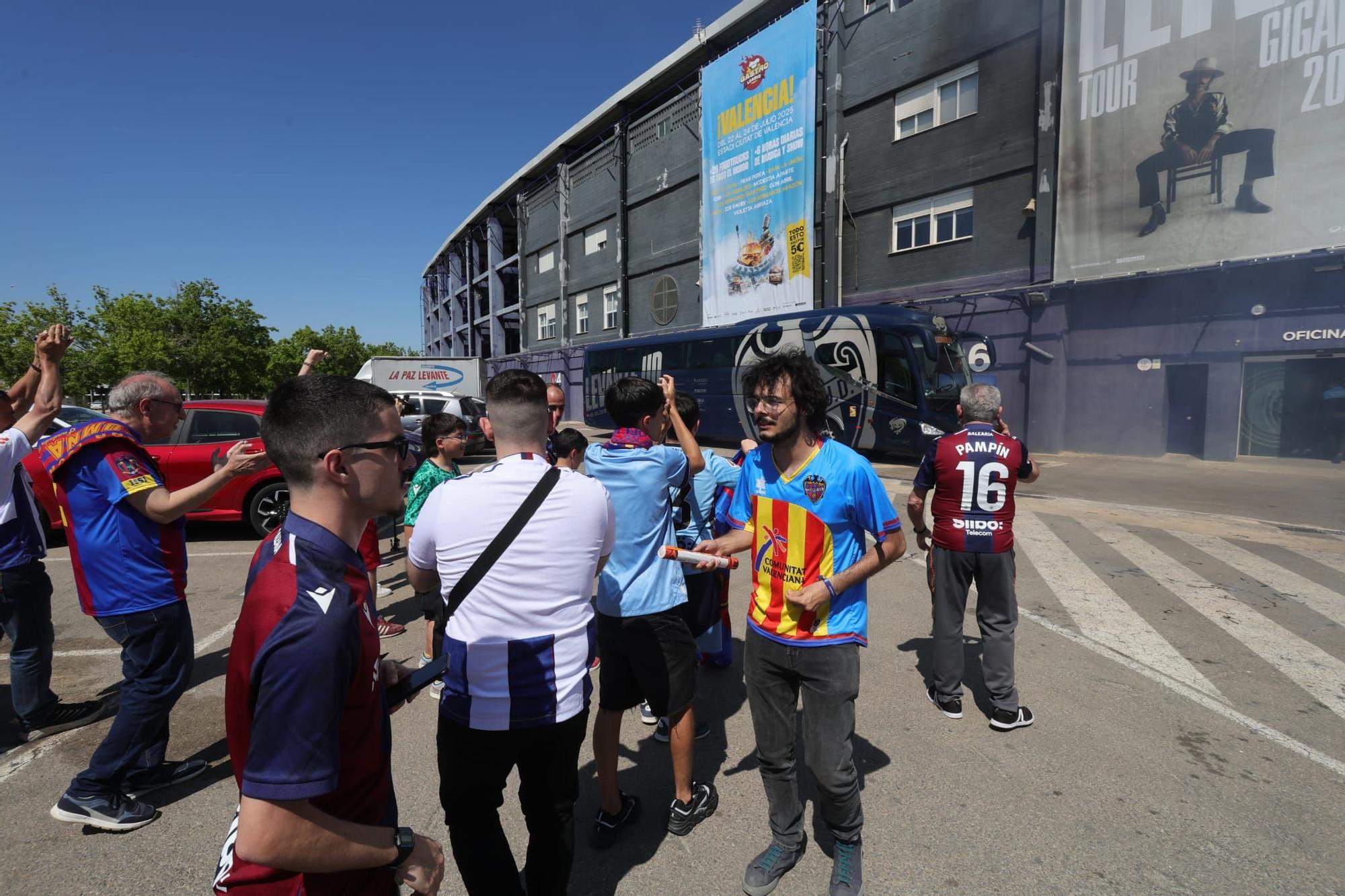 Algunos aficionados desean suerte al Levante UD antes de viajar a Buegos