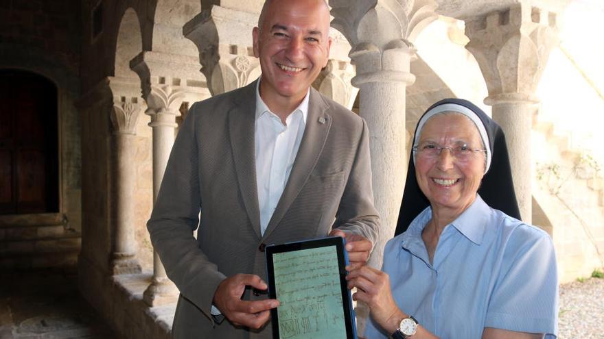 El degà de la UdG, Quim Salvi, i la priora del Monestir de Sant Daniel, Assumpció Piferrer, amb una tauleta on hi ha un dels pergamins digitalitzats