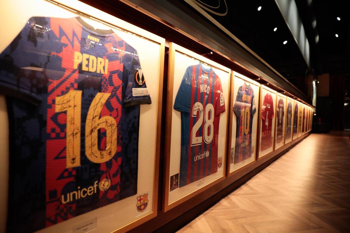 Varias camisetas de jugadores del Barça firmadas en el Gaudim