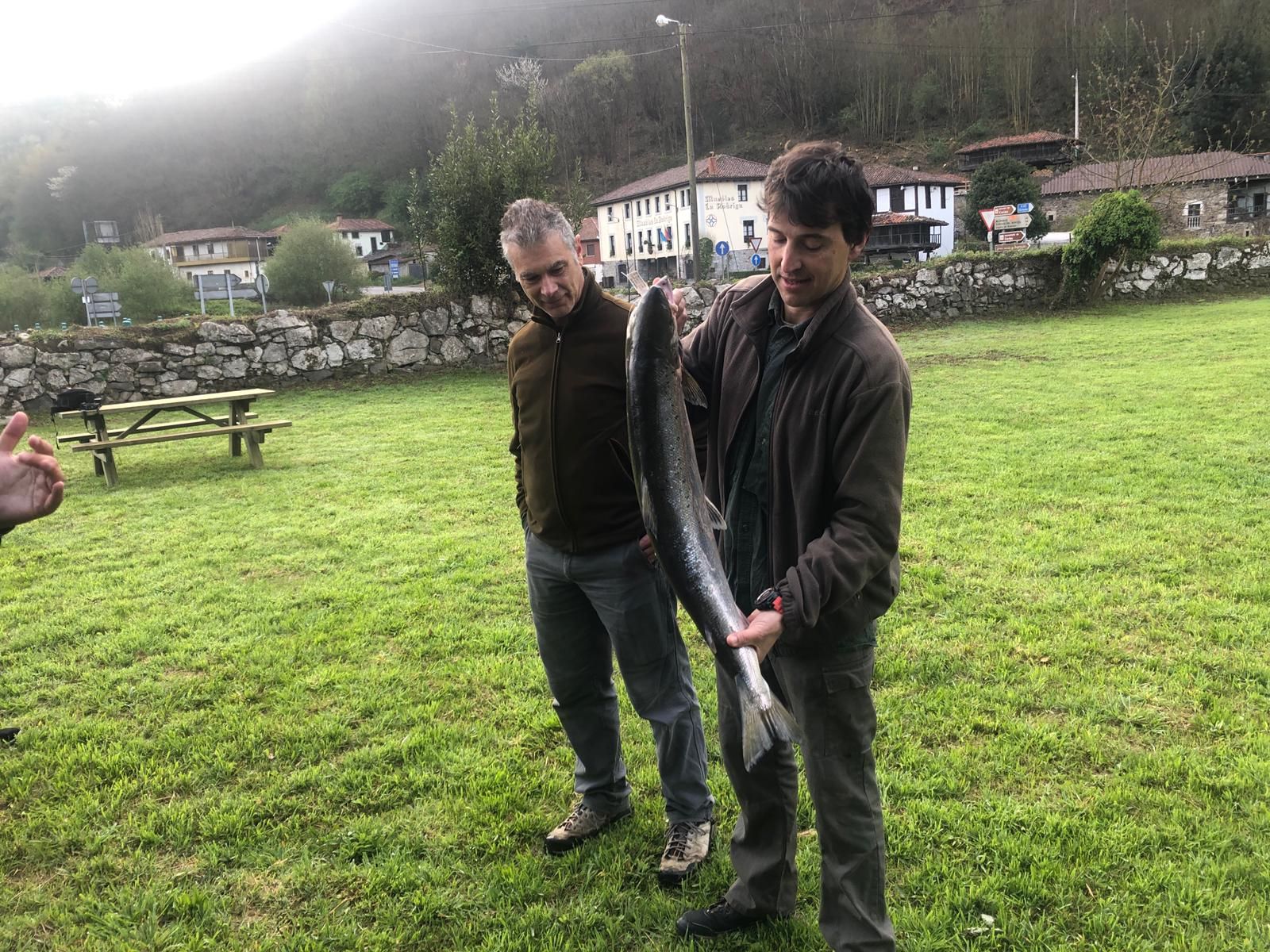 Sale en Campanu 2022: el primer salmón de la temporada se pesca en el Narcea y pesa 6,7 kilos