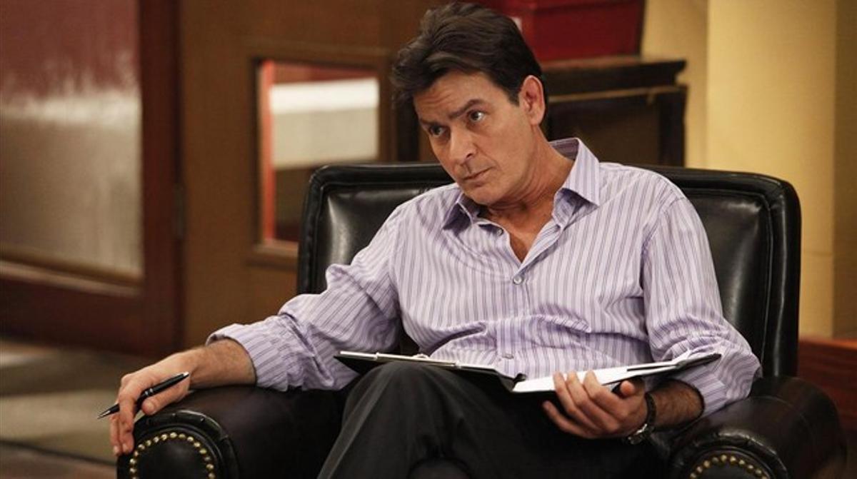 Charlie Sheen, en una escena de la sèrie ’Terapia con Charlie’. Charlie Sheen, en una escena de la sèrie ’Terapia con Charlie’.