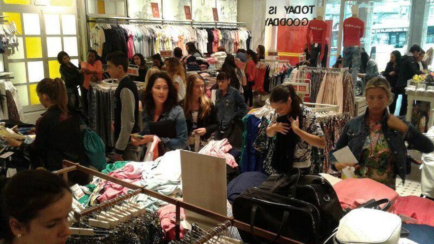 Los jóvenes protagonizan la primera jornada oficial de rebajas