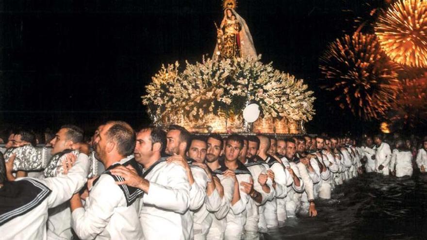 Imagen de una edición anterior de la procesión de la Virgen del Carmen en los Boliches