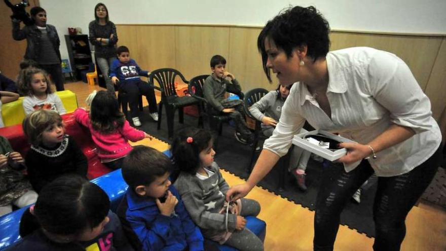 Los niños de Concilatardes en la clase de la artesana de joyería. // Iñaki Abella