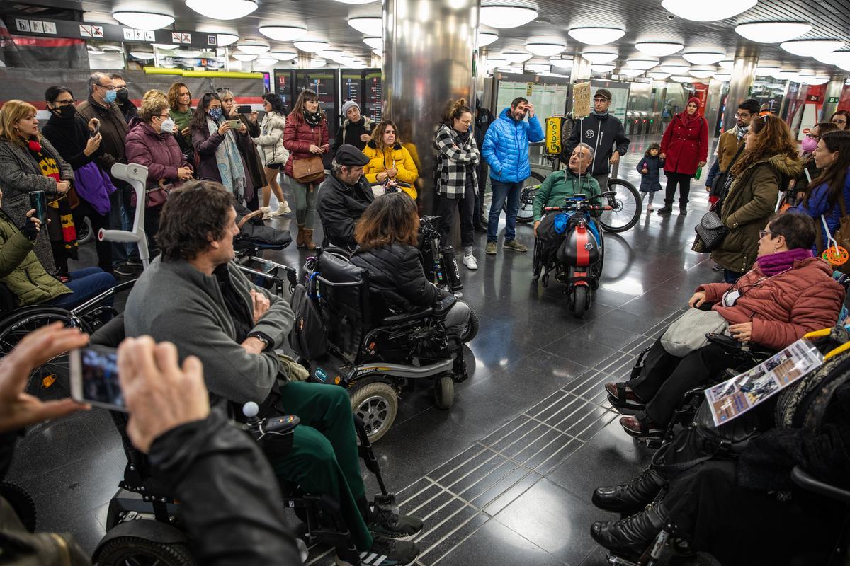 Personas con movilidad reducida piden mejoras en trenes, buses y estaciones para evitar accidentes y obstáculos en el acceso al transporte público