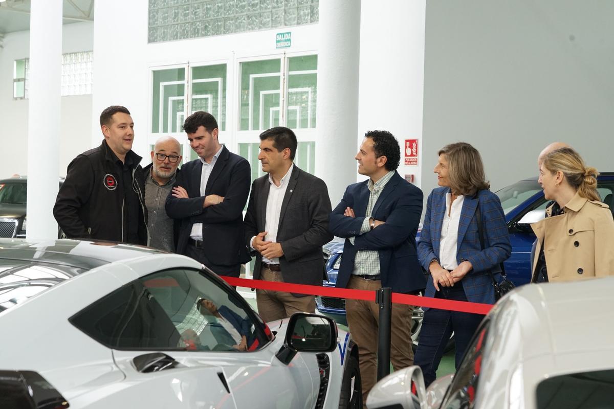 Autoridades na visita inaugural ao salón do automóbil da Estrada