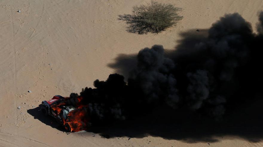 Dakar 2020: El espectacular incendio de un coche en pleno desierto