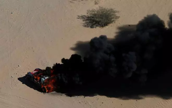 Dakar 2020: El espectacular incendio de un coche en pleno desierto