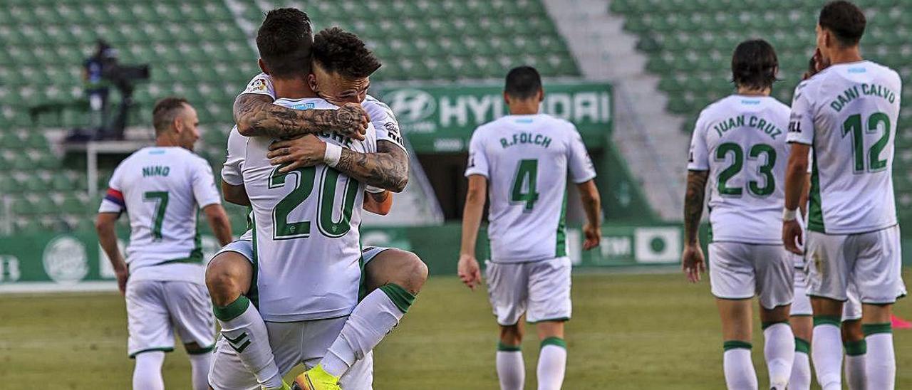 Josan se abraza a Escriche tras el gol de la victoria frente al Girona.