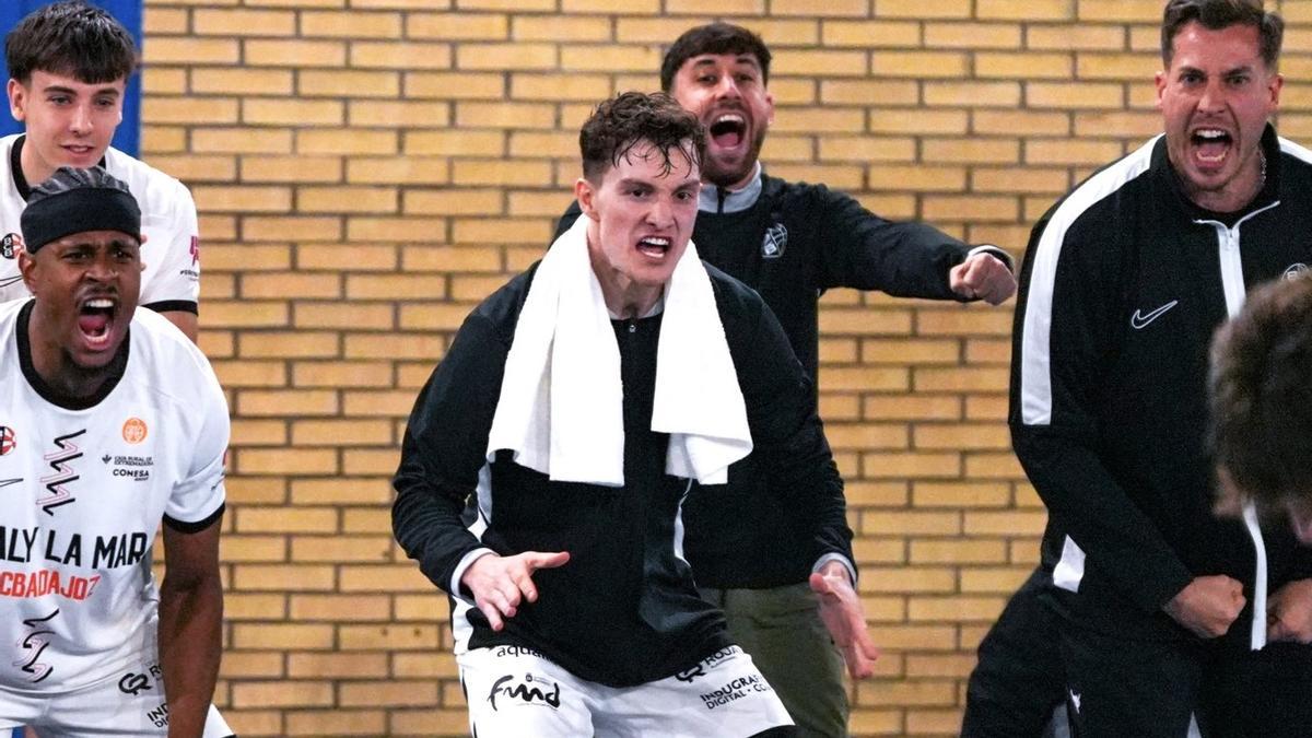 Euforia en el banquillo del BCB durante su partido ante el Alcalá.