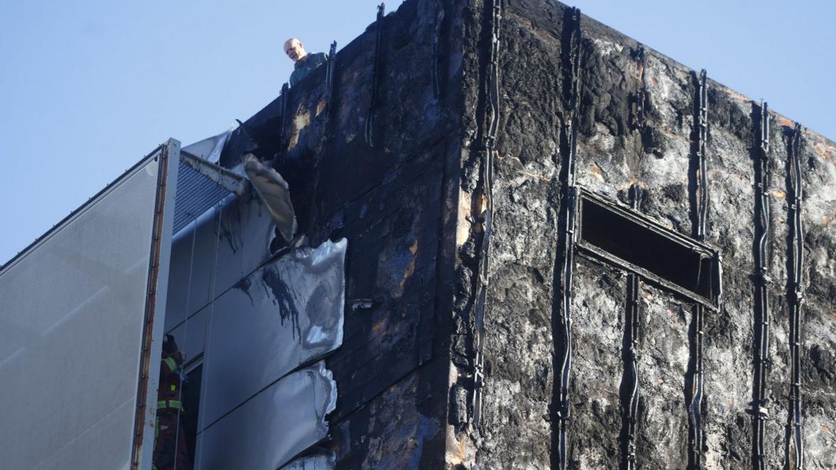 Parte de la fachada quemada del Hospital Santa Lucía.