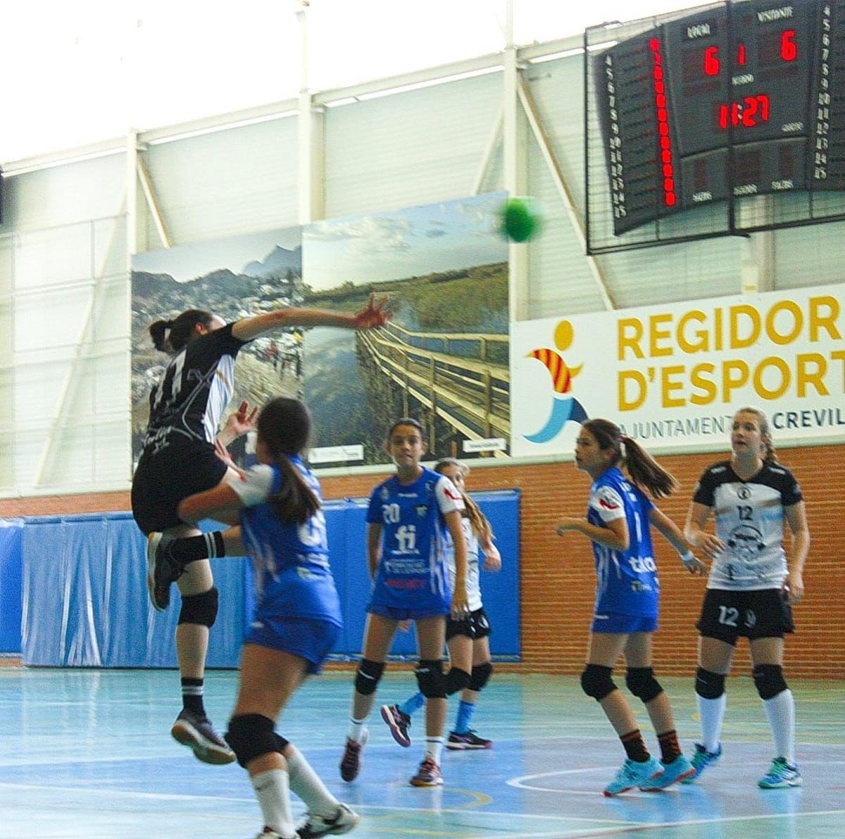 Un partido con un ataque de las jugadoras crevillentinas de balonmano