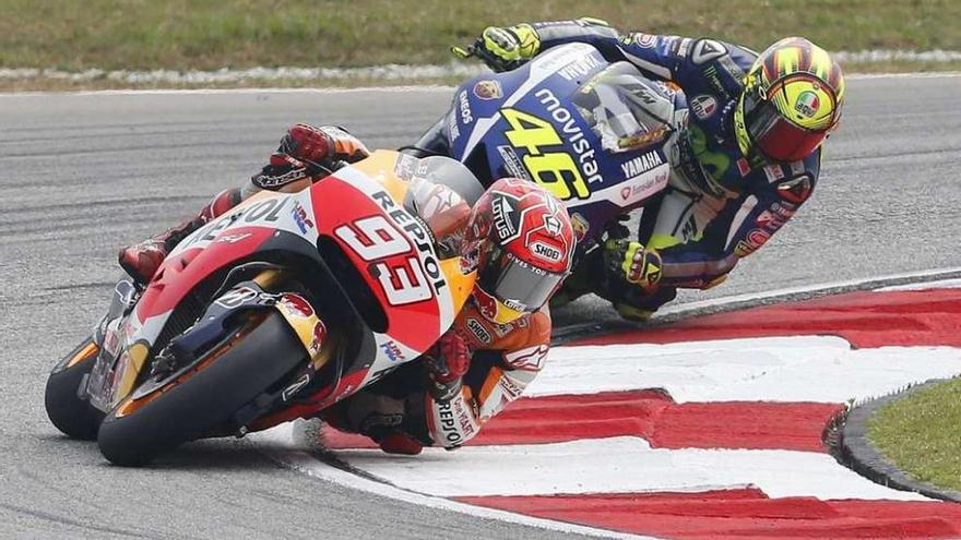 Marc Márquez y Valentino Rossi, en su mano a mano en el circuito de Sepang. // Olivia Harris