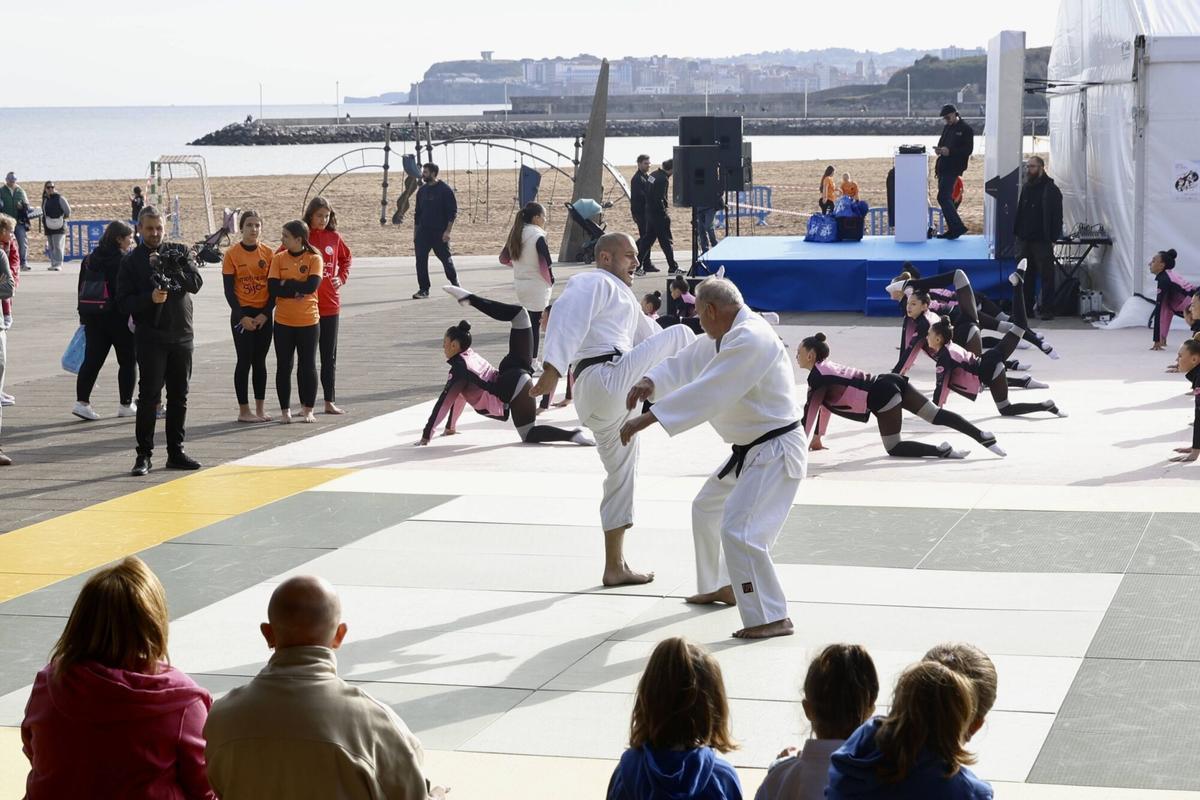 Arbeyal la iniciativa "Oeste en Juego" , una jornada deportiva organizada por la Agrupación de Clubes de la Zona Oeste de Gijón y la Autoridad Portuaria de Gijón