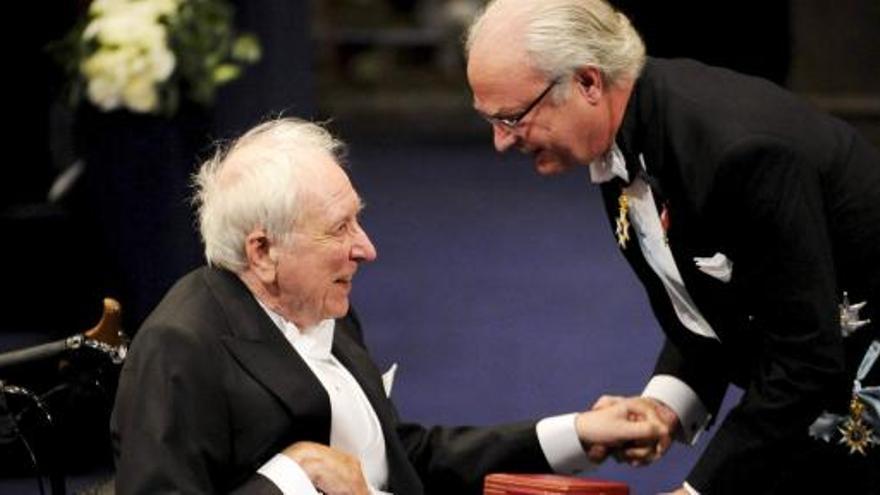 Tomas Transtroemer recibe de manos del rey Carlos Gustavo de Suecia, el Premio Nobel de Literatura.