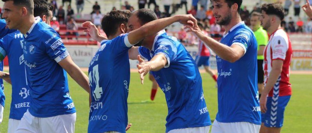 Los jugadores del Xerez celebran uno de los goles ante el Don Benito ante la desesperación de Adri Turmo.