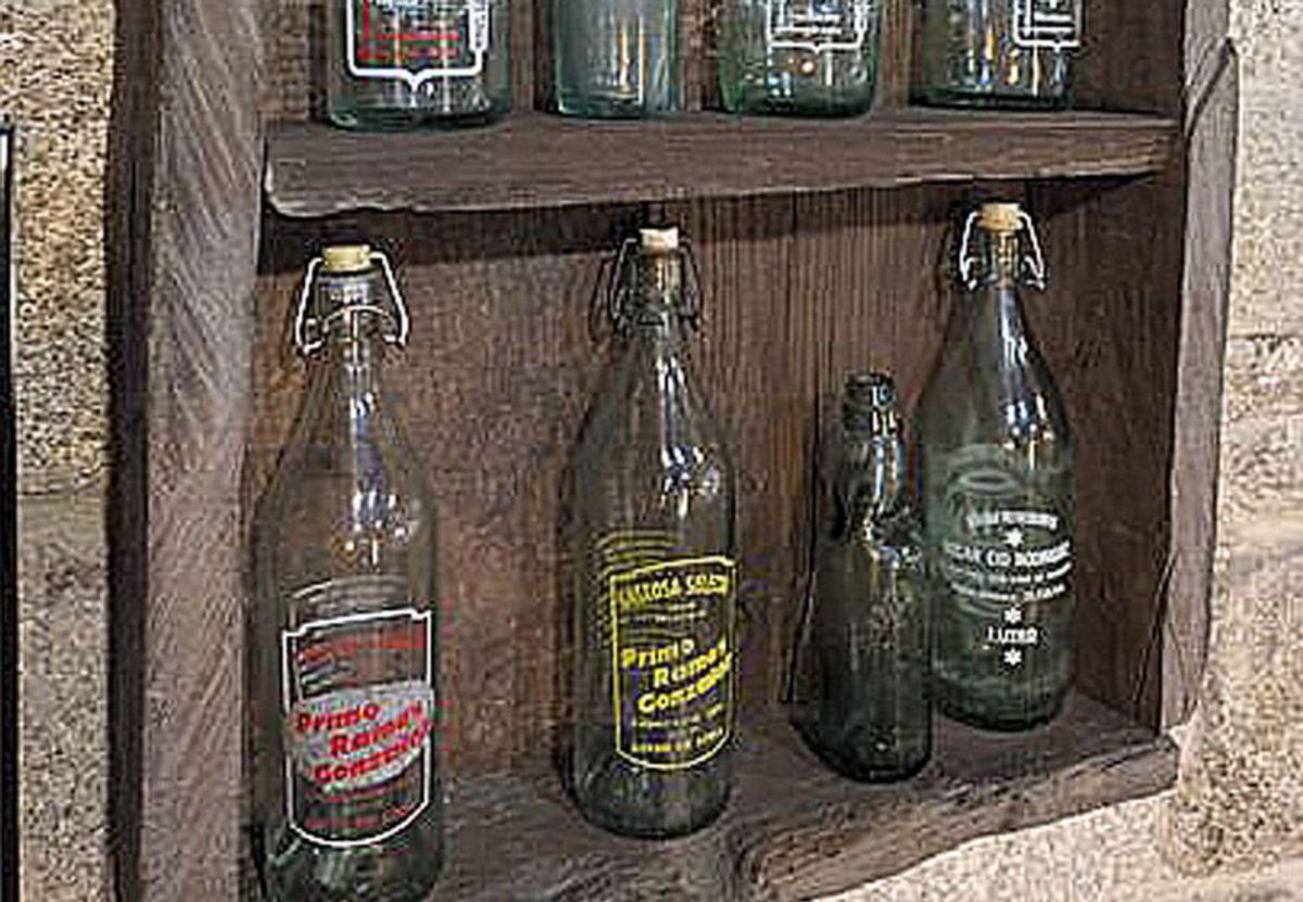 Algunas de las botellas del coleccionista Celso Gómez. | FdV
