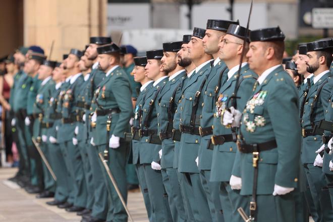 Las imágenes de la celebración de la festividad de la Guardia Civil en la plaza Mayor de Castelló