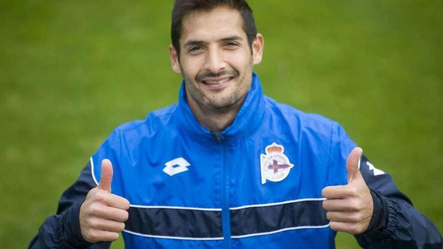 Celso Borges, ayer tras el entrenamiento el equipo en la ciudad deportiva de Abegondo.