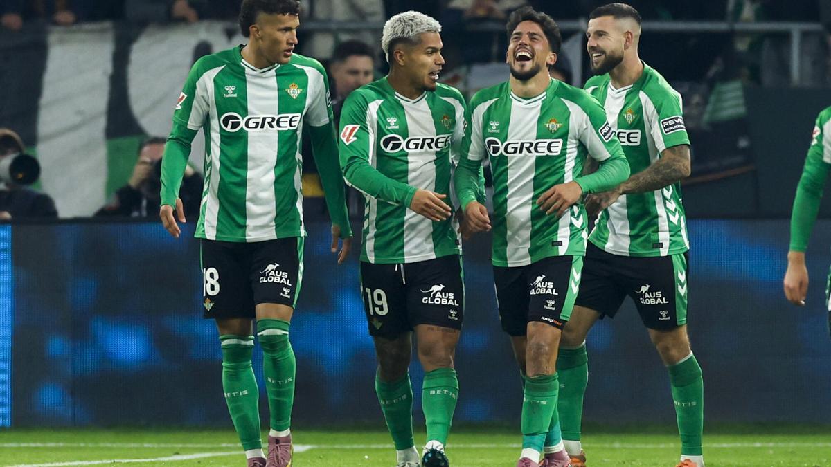 Pablo Fornals celebra tras anotar el tercer gol de su equipo durante el partido de la jornada 17 de LaLiga EA Sports que Real Betis y Getafe CF disputan hoy domingo en el estadio La Cartuja, en Sevilla. EFE/ Julio Muñoz. ***SOLO USO EDITORIAL/SOLO DISPONIBLE PARA ILUSTRAR LA NOTICIA QUE ACOMPAÑA (CRÉDITO OBLIGATORIO)***