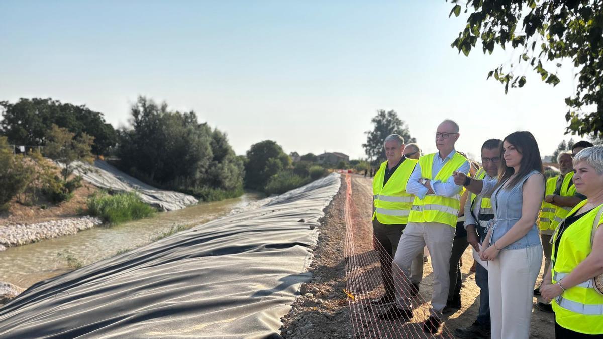 Miembros de la corporación municipal y varias juntas municipales visitaron este lunes las obras de restauración del meandro del Vivillo.