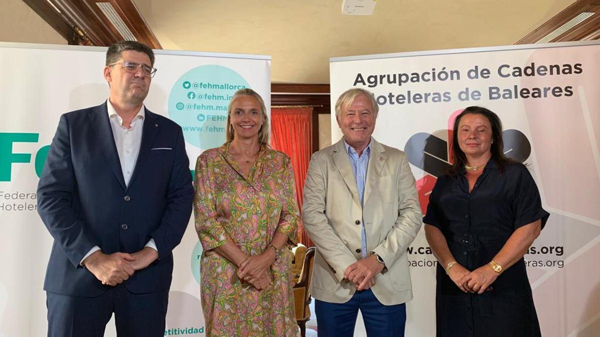 Jaume Bauzà, María Frontera, José Marcial Rodríguez y Carolina Quetglas en su comparecencia este martes en el hotel Castillo Son Vida, en Palma.