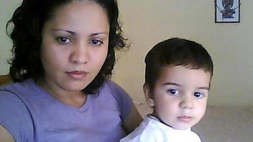 La presunta asesina de Almàssera con su hijo.