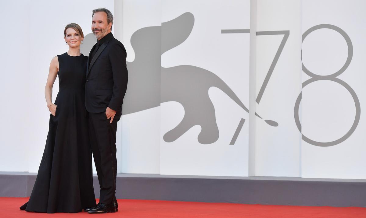 El director canadiense Denis Villeneuve (R) y su compañera la directora canadiense Tanya Lapointe.