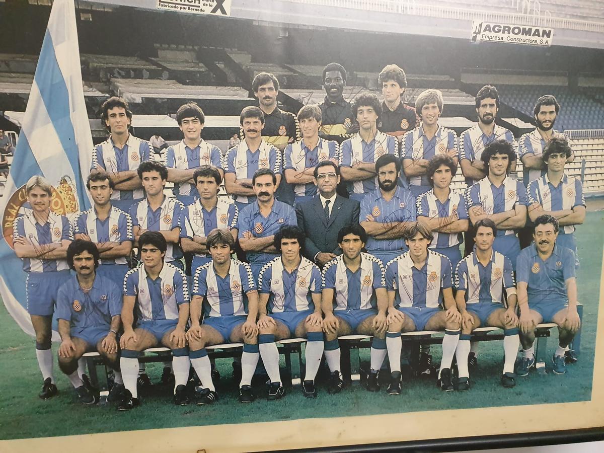 El saltenc, el tercer per la dreta de la segona fila de dalt, a sota Miquel Duran, durant l'etapa a l'Espanyol (1982-84)