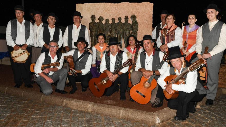 Los componentes del Rancho de Ánimas de Tiscamanita delante de la escultura que homenajea su dilatada historia. | | LETICIA BARRETO