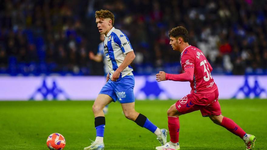 Diego Gómez conduce la pelota ante un jugador del Tenerife. | Casteleiro / Roller Agencia