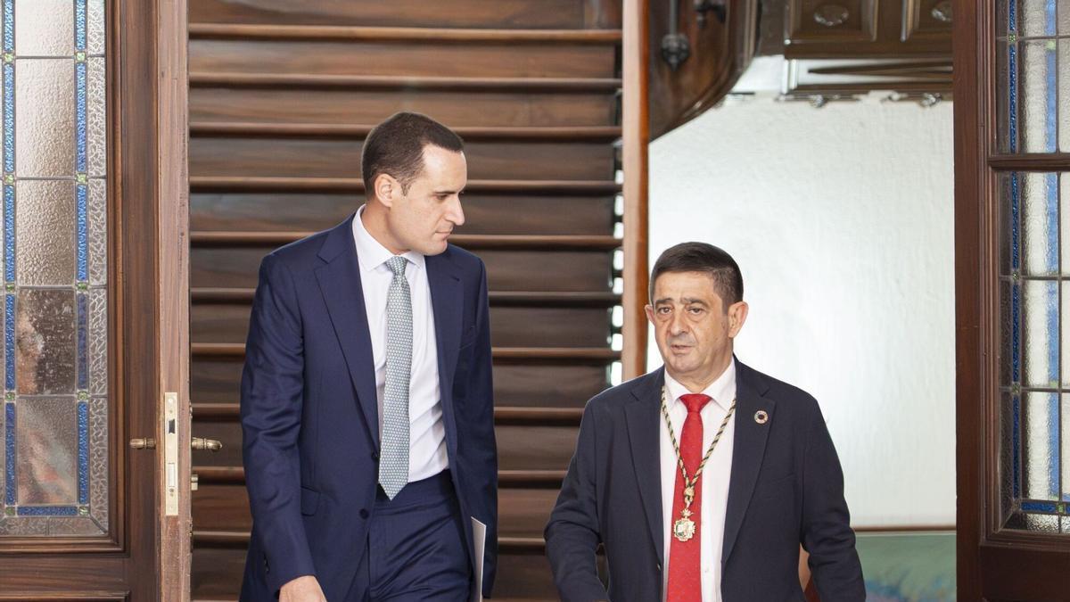 Francisco Reyes (dcha) junto a Juan Latorre, que le sustituirá al frente de la Diputación de Jaén