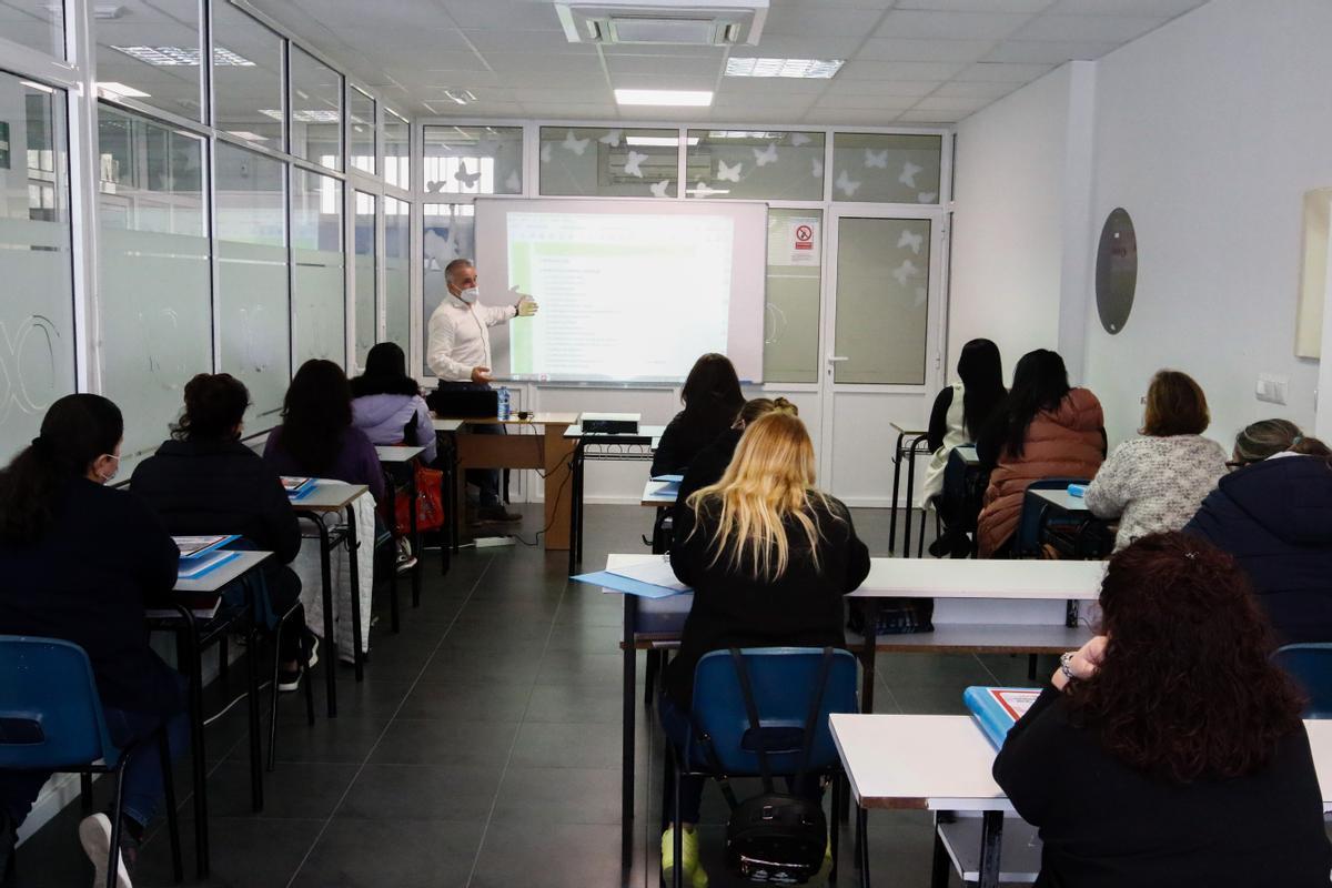 Uno de los cursos de formación para personas en riesgo de exclusión social promovido por Cáritas.