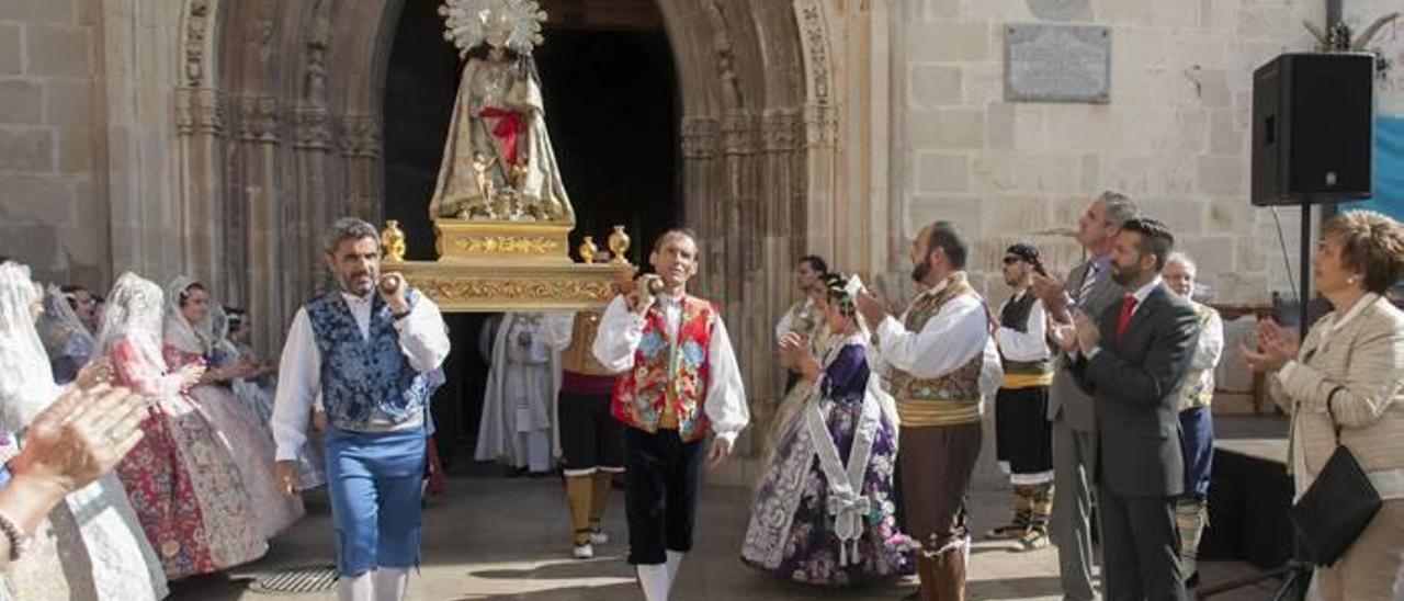 Las Fallas debaten no ir a la procesión de la Virgen por el «veto» del abad a la Missa d&#039;Infants