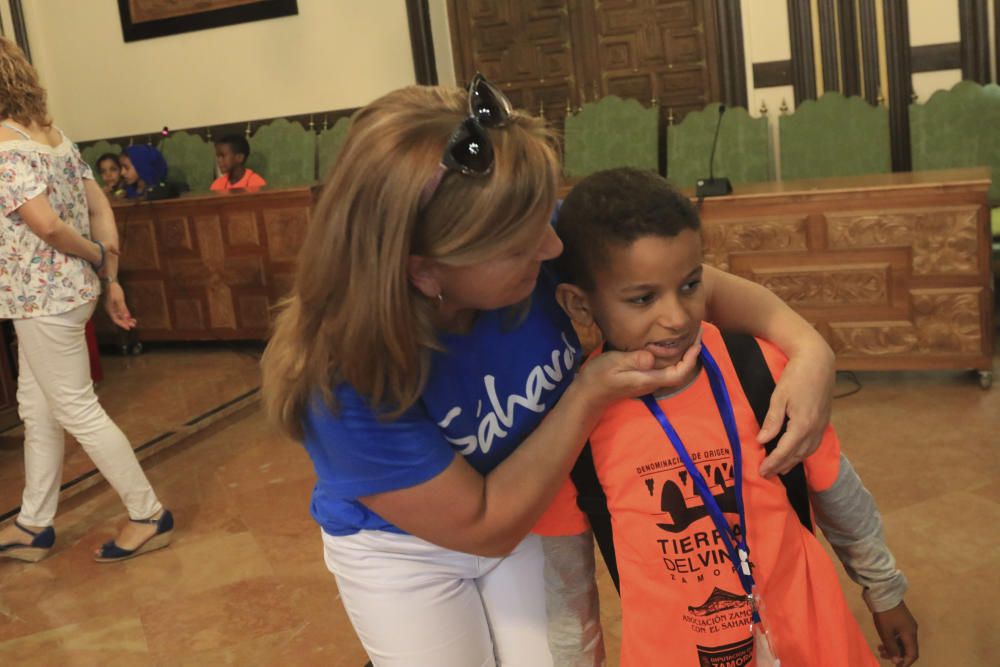 Emotiva acogida de los niños saharauis del programa 'Vacaciones en paz' en Zamora