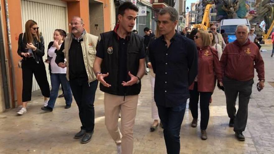 Miguel Vidal y Toni Cantó charlan tras visitar la falla El Mercat.