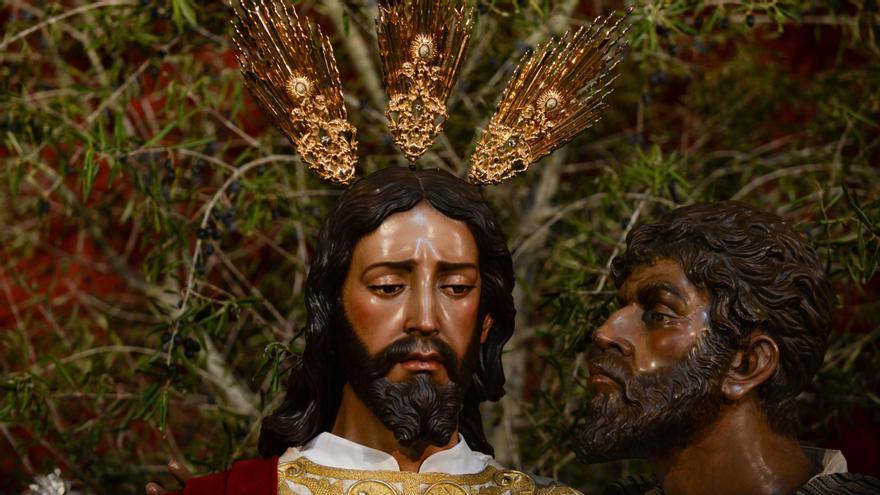 Judas besa a Jesús del Prendimiento en la segunda estación del Vía Crucis.