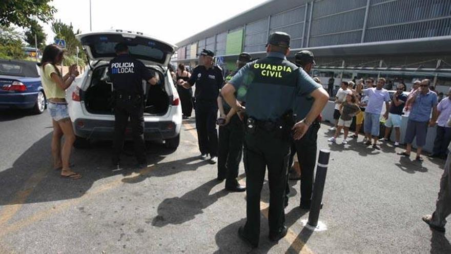 Parón de dos horas de los taxistas del aeropuerto en 2012 en protesta contra los ´piratas´.