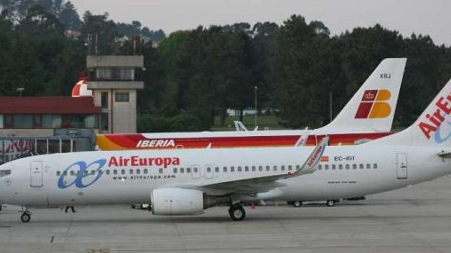 El avión de Air Europa que cubre la ruta Vigo-Tenerife, estacionado en Peinador.  // Jesús de Arcos