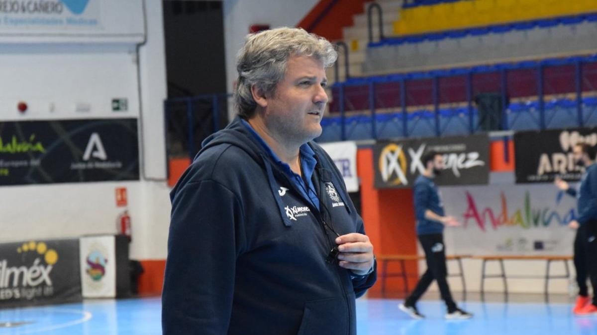 Paco Bustos, entrenador del Ángel Ximénez, durante un entrenamiento.