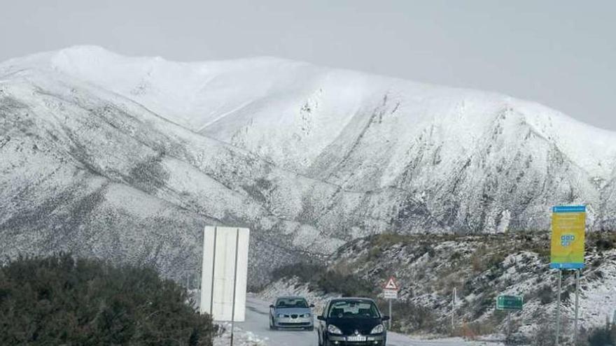 La nieve dificulta el tráfico seguro. // J. REgal