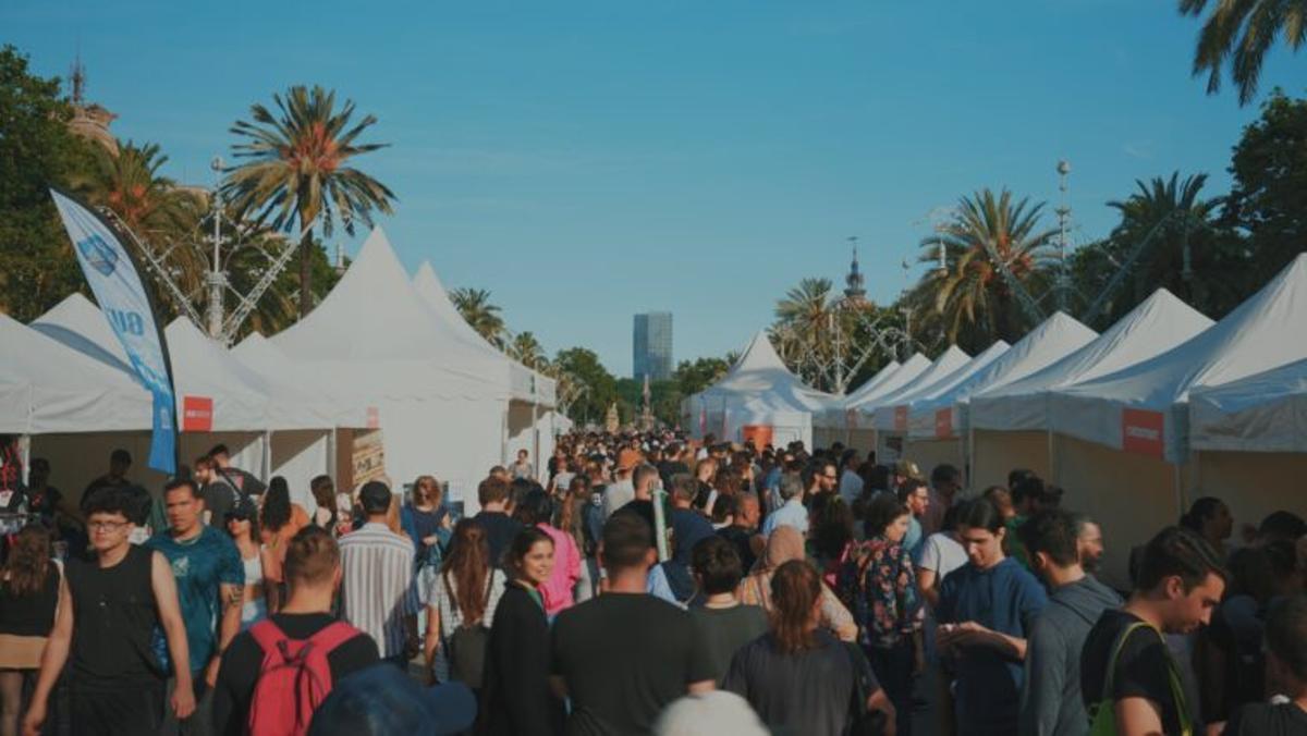 Carpas en paseo de Lluís Companys para el festival del Dia de l'Orgull Friki de 2025.