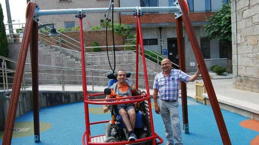 Mercader y Márquez, ayer junto al nuevo columpio adaptado. // FdV