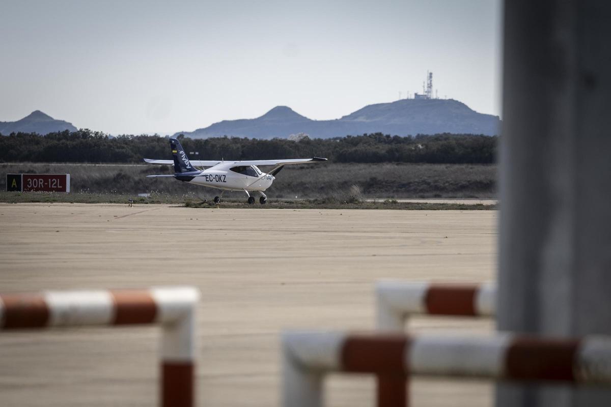 En imágenes | Este es el estado actual del aeropuerto Huesca-Pirineos, el menos utilizado de España