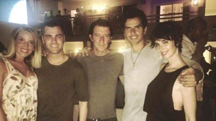 Paz Vega goza de la fiesta ibicenca en compañía de Nieto y Colate