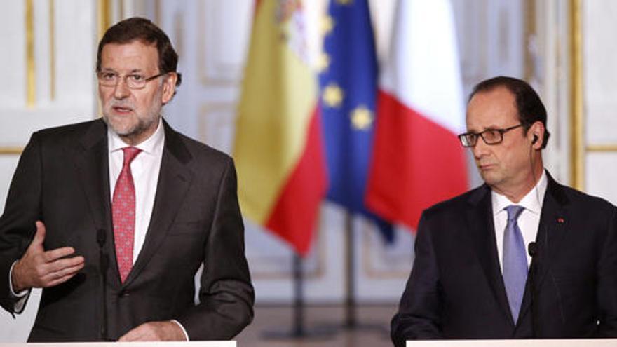 Rajoy, con François Hollande, en la cumbre bilateral de París.